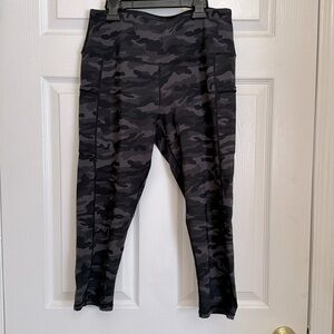 Workout leggings, black, dark gray camouflage print, size L, mid-calf length
